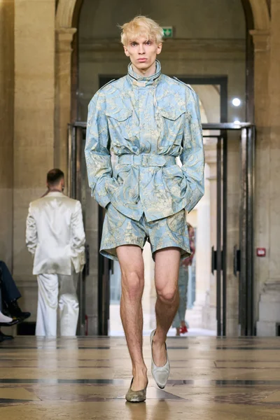 Look 16